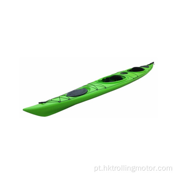 Várias pessoas sentam -se em Racing Ocean Kayak Sit